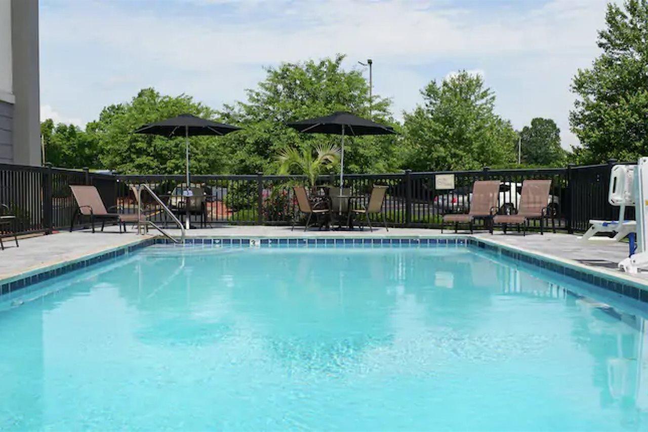 Hampton Inn Louisville/I-65/Brooks Road Exterior foto