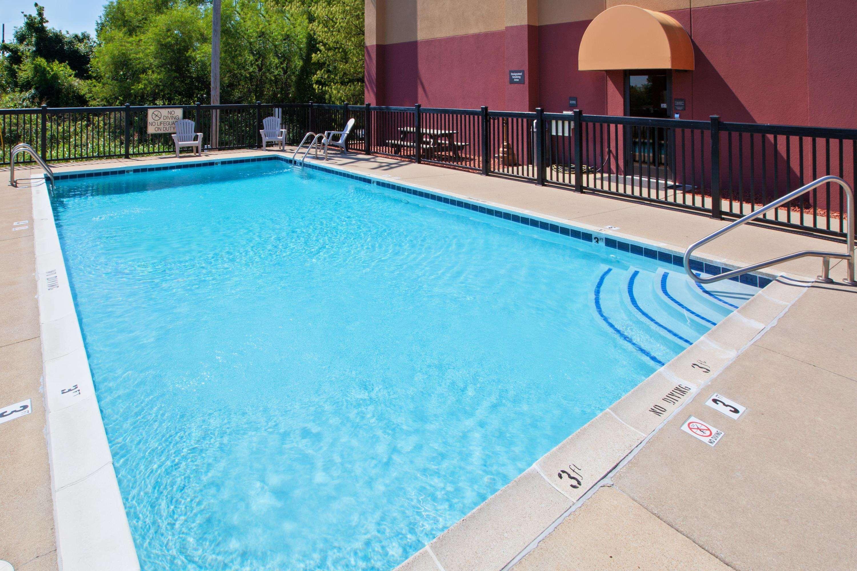 Hampton Inn Louisville/I-65/Brooks Road Exterior foto