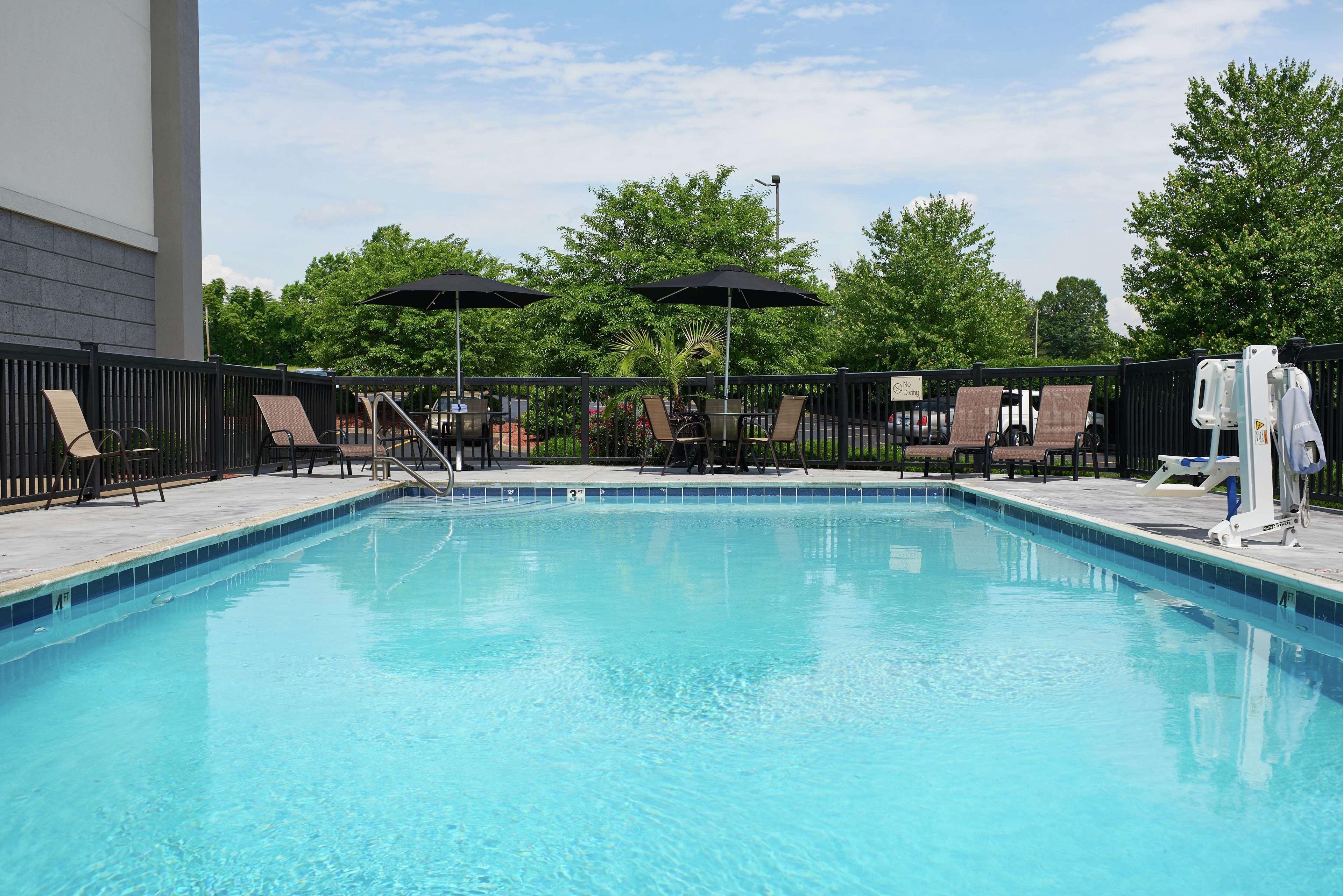 Hampton Inn Louisville/I-65/Brooks Road Exterior foto
