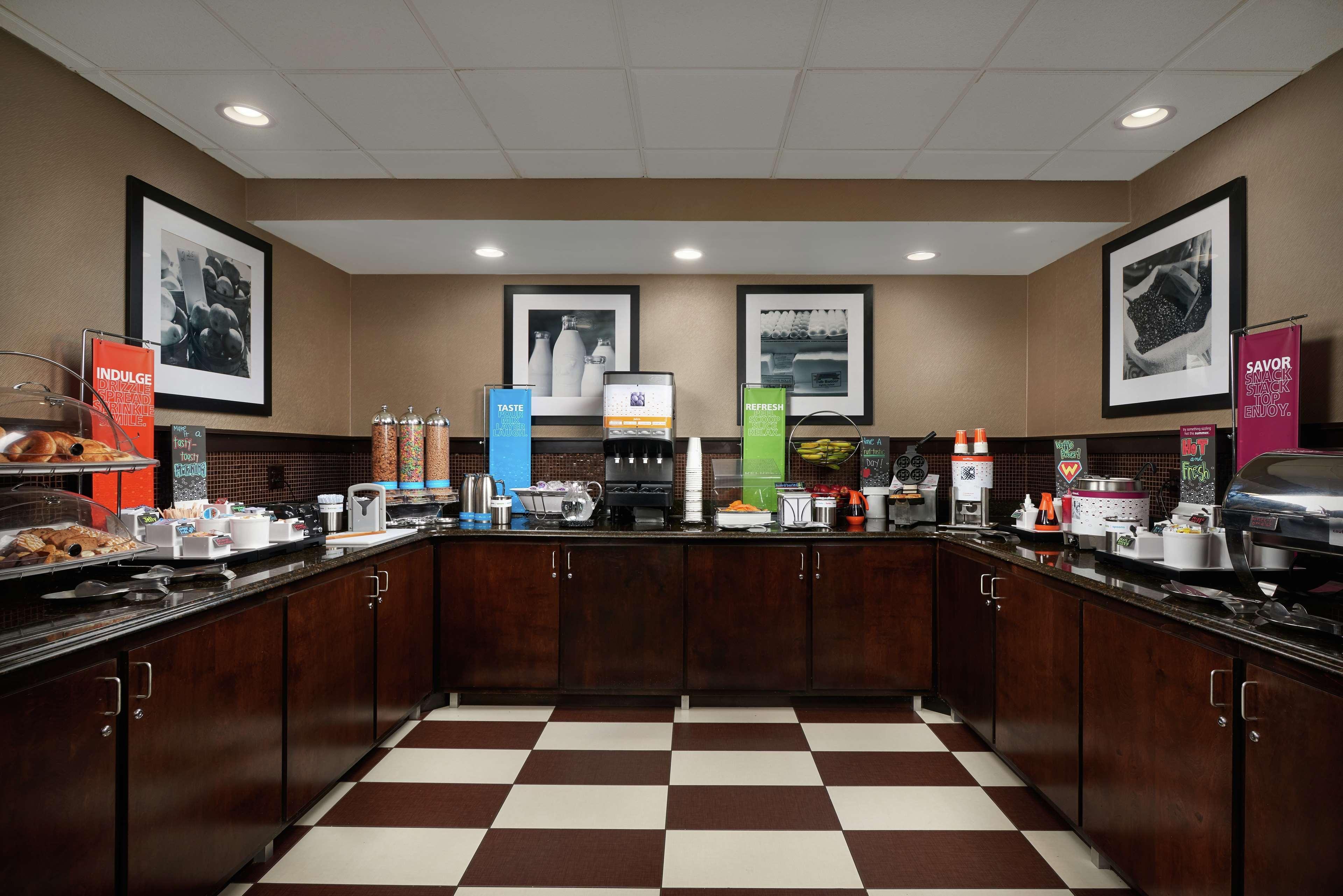 Hampton Inn Louisville/I-65/Brooks Road Exterior foto